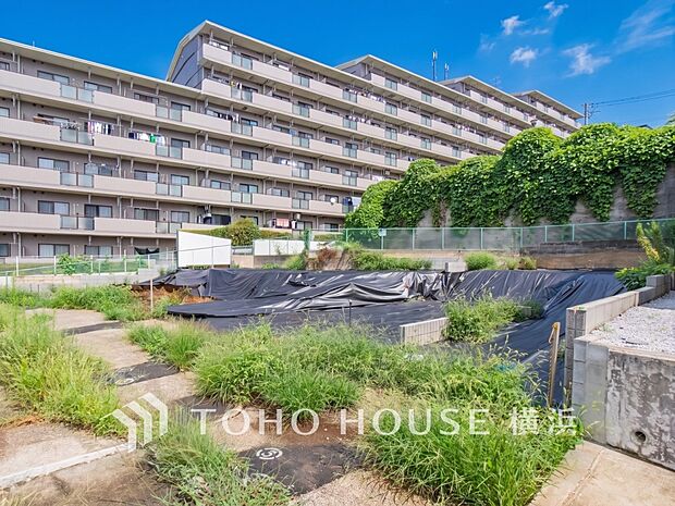 良質な環境に暮らす永住の邸がここに誕生します。（2026年9月撮影）