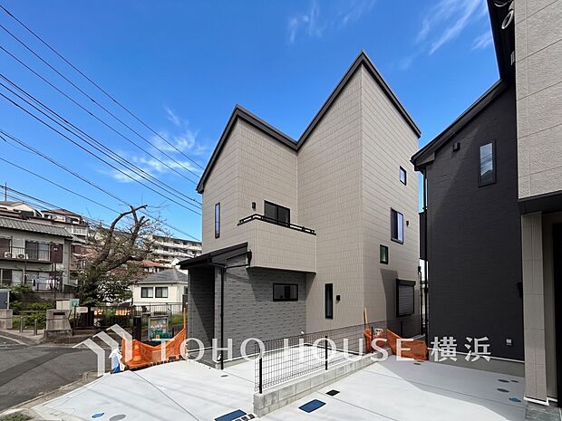 爽やかな青空の下に贅沢なほどに降り注ぐ陽光、豊かな居住性と、クオリティが見事に調和した住空間。
