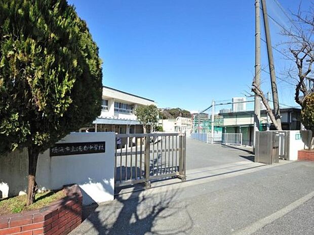 横浜市立港南中学校 900m 徒歩12分。部活などで帰りが遅くなっても安心の距離です。