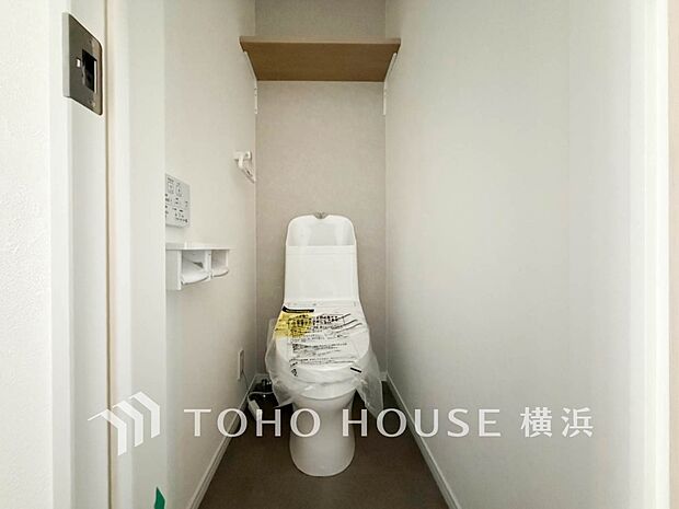 清潔感溢れるトイレ。落ち着いた空間で安らぎのひとときをお過ごしいただけます。
