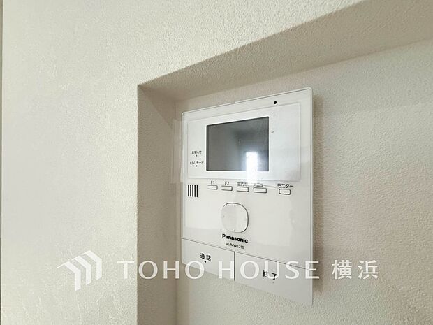 誰が来てもわかる様にモニター付きインターホンを設置。快適と安らぎを合わせた優しい設計。