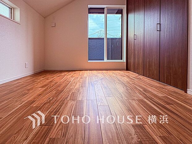大きな窓からは快適な光を取り入れ、通気性能を上げる事で居心地の良い空間を演出します。
