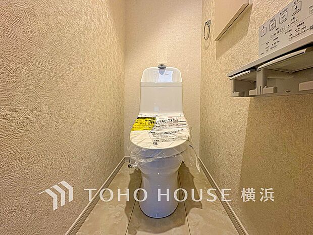 清潔感溢れるトイレ。落ち着いた空間で安らぎのひとときをお過ごしいただけます。