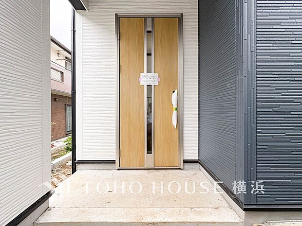 お住まいの顔となる玄関。住まう方のプライドを満たすクオリティを備えています。 