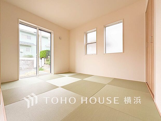 足を伸ばしてゆっくりとくつろげる、癒しの空間。モダンな和室で癒しタイムを。