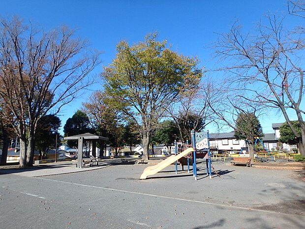 金が谷公園　350m　ジャングルジム・滑り台・ブランコなどの遊具をはじめ、ボール遊びができる広場もあります。 