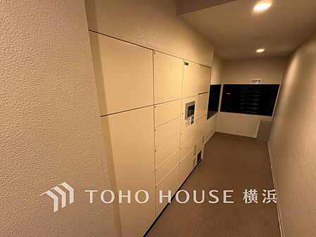 宅配ボックスがあるので留守中でも荷物を受け取れます。忙しい方にはとっても助かる設備です。