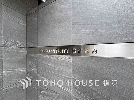 マンション名のエンブレムもこだわりのデザイン。