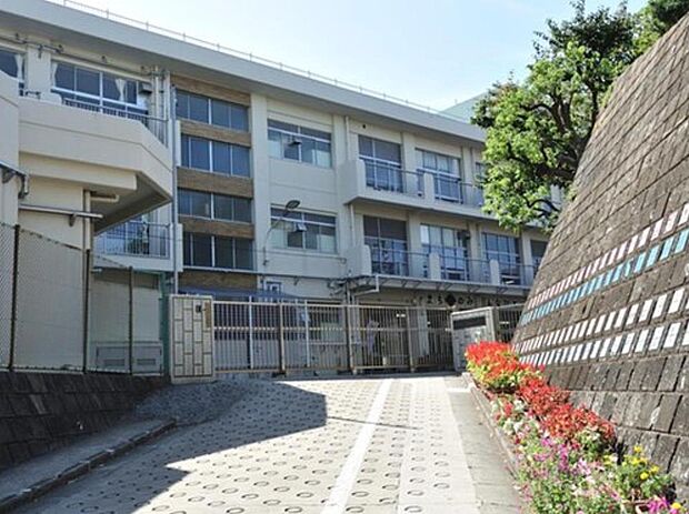 横浜市立相武山小学校　850m　徒歩11分。小学校が近いのは子育てファミリーにもおすすめのポイントです。 