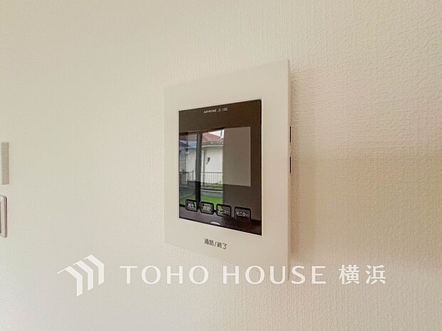 誰が来てもわかる様にモニター付きインターホンを設置。快適と安らぎを合わせた優しい設計。