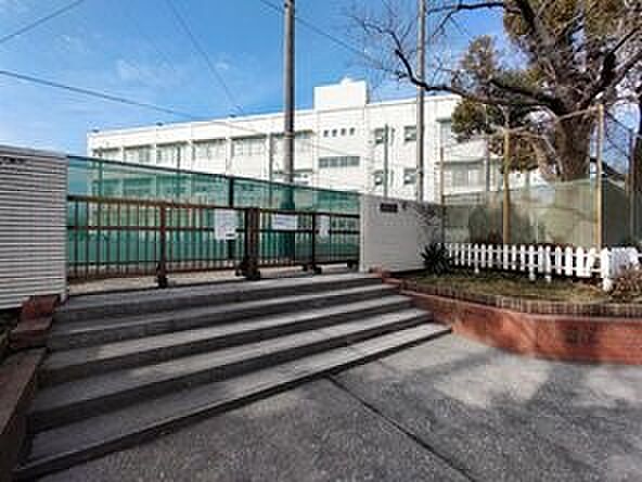横浜市立汲沢小学校 300m 徒歩4分。小学校が近いのは子育てファミリーにもおすすめのポイント。