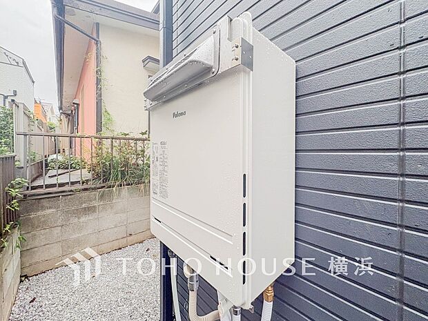 キッチンやシャワーなどの給湯と、自動湯はりやおいだき機能を備えた給湯器。