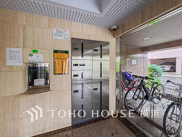 普段留守がちなご家族にも安心な宅配ボックスを完備。再配達を頼む手間を省ける嬉しい設備です。