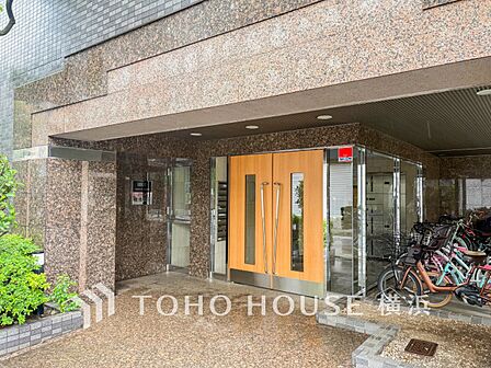 住まう誇らしさと安心感を演出する落ち着いた雰囲気のエントランス。