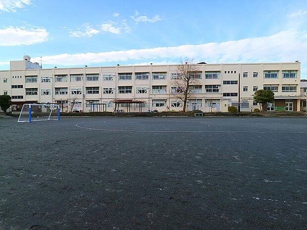 横浜市立富岡小学校　700m　徒歩9分。小学校が近いのは子育てファミリーにもおすすめのポイント。 