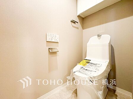 清潔感溢れるトイレ。落ち着いた空間で安らぎのひとときをお過ごしいただけます。