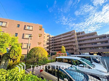 生活利便に優れた住環境に立地し、ゆとりある生活が送れます。