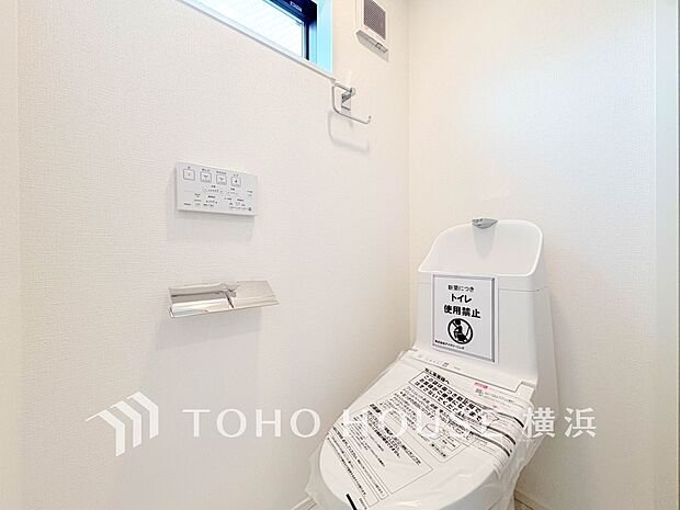 換気と明るさに配慮した、清潔感溢れるトイレ。落ち着いた空間で安らぎのひとときをお過ごしいただけます。