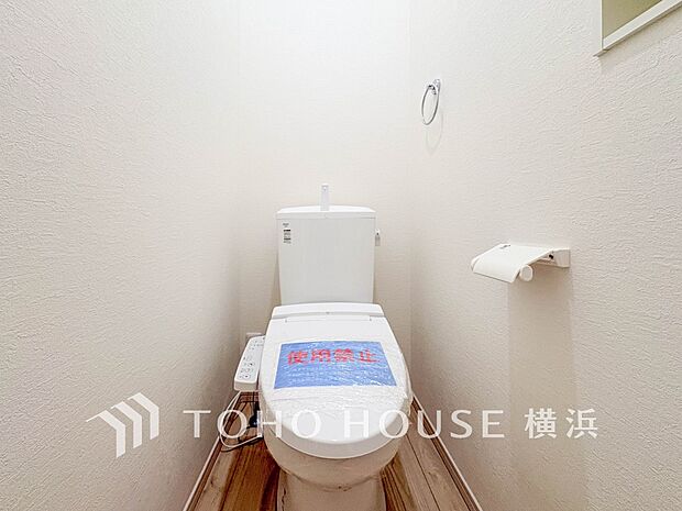 清潔感溢れるトイレ。落ち着いた空間で安らぎのひとときをお過ごしいただけます。
