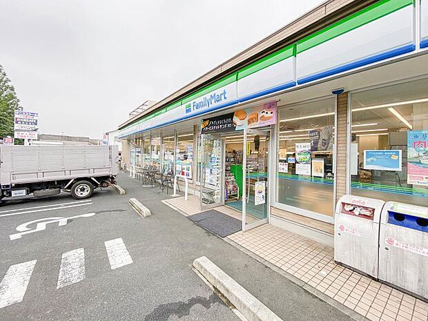 ファミリーマート港南下永谷六丁目店 400m お手軽に食べれる食品や日用品雑貨などを扱う便利なコンビニ。