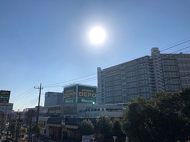 スポーツデポ川崎店 800m 品揃えが自慢の総合スポーツショップ。スポーツ用品をはじめ、スニーカー、スポーツウェアまで多数取扱い。