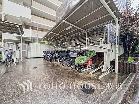 屋根付きの駐輪スペースは、雨風から大事な愛車を守ってくれます。