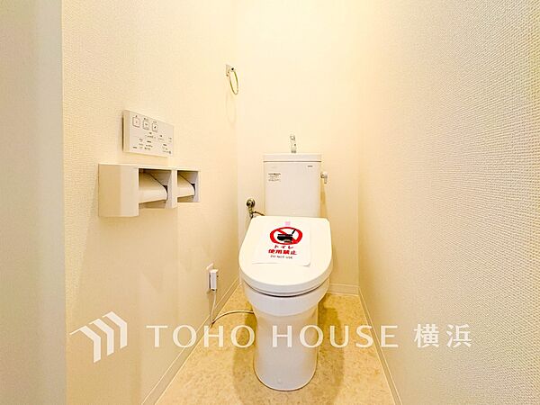 清潔感溢れるトイレ。落ち着いた空間で安らぎのひとときをお過ごしいただけます。