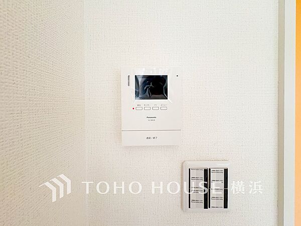 誰が来てもわかる様にモニター付きインターホンを設置。快適と安らぎを合わせた優しい設計。