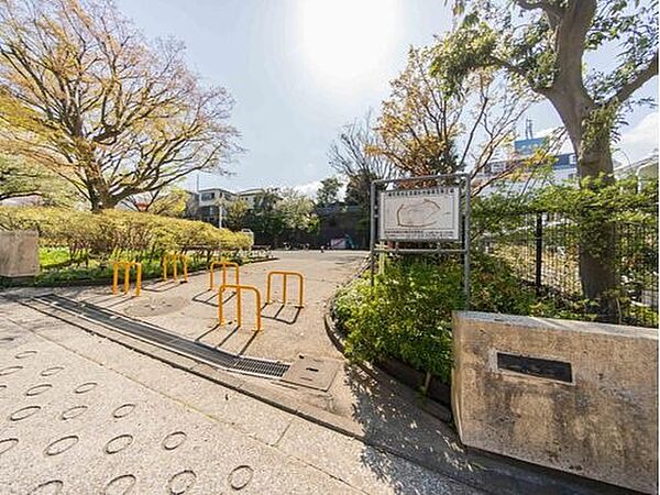 平楽公園　170m　高台にある公園。お子様が元気に走り回れる広場と滑り台やブランコ、鉄棒、モンスターの遊具があります。