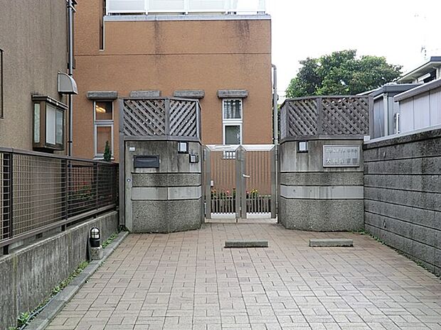 おおつな保育園 650m 園庭に大きな木々があり、季節を身近に感じながら子供たちは楽しく園庭で遊びます。