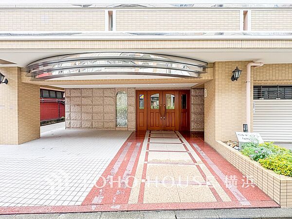 お住まいの顔となる玄関。住まう方のプライドを満たすクオリティを備えています。