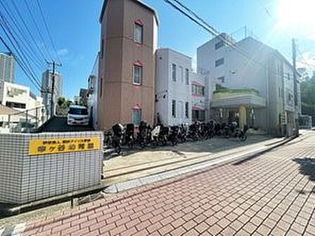 幸ヶ谷幼稚園　500m　カラフルな通園バスが目を引く幸ヶ谷幼稚園。みなとみらいを望む丘の上に建っています。 