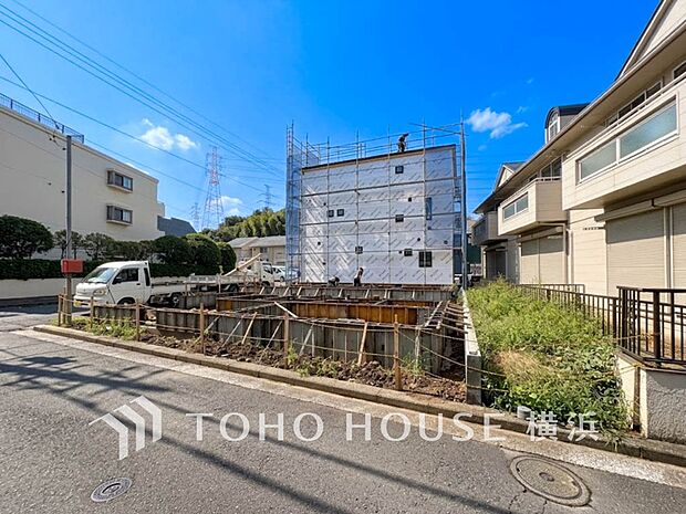 暖かな陽光と爽やかな風がハーモニーを奏でる上質な空間を愉しむ暮らし。（2026年9月撮影）