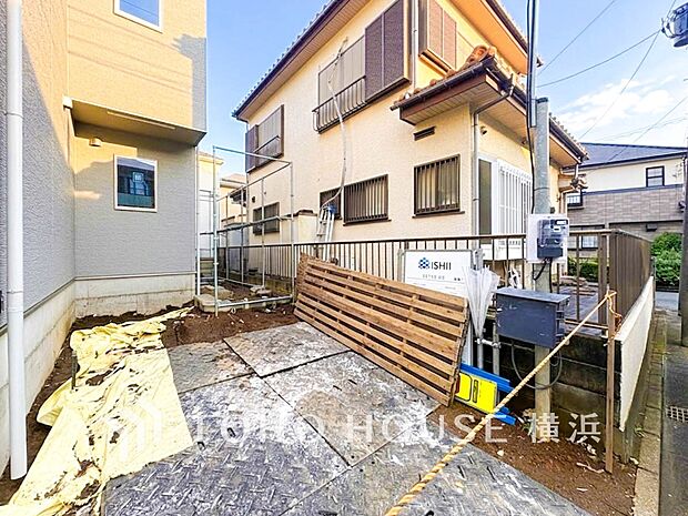 敷地内に駐車スペースがあると、日々の暮らしのをスムーズに運ぶ事が出来ます。（2026年9月撮影）