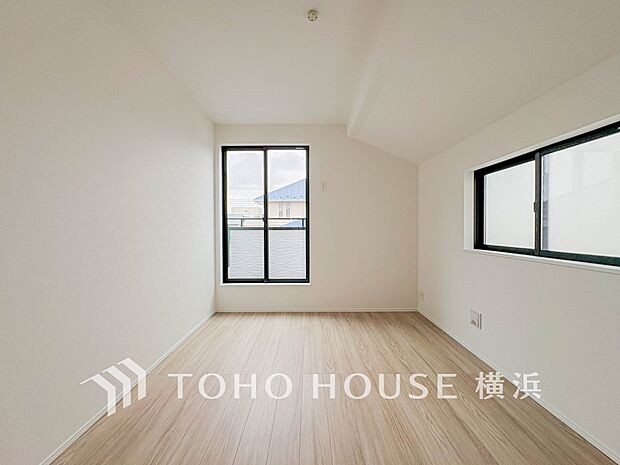 一日の疲れをいやしてくれる寝室。時を忘れて過ごす場所として過ごせるお部屋。