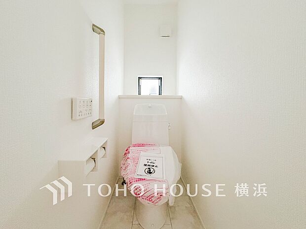 換気と明るさに配慮した、清潔感溢れるトイレ。落ち着いた空間で安らぎのひとときをお過ごしいただけます。