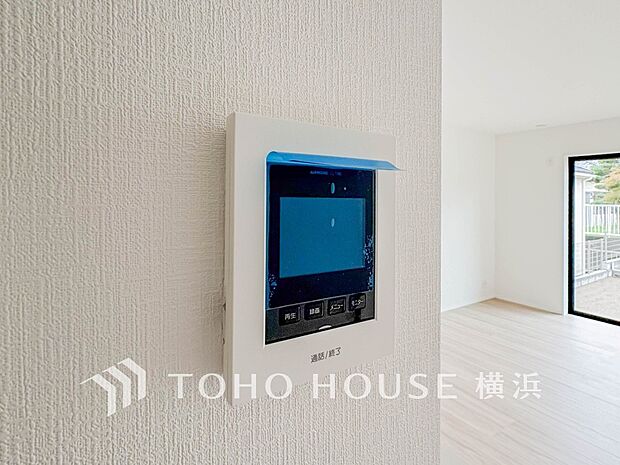 誰が来てもわかる様にモニター付きインターホンを設置。快適と安らぎを合わせた優しい設計。