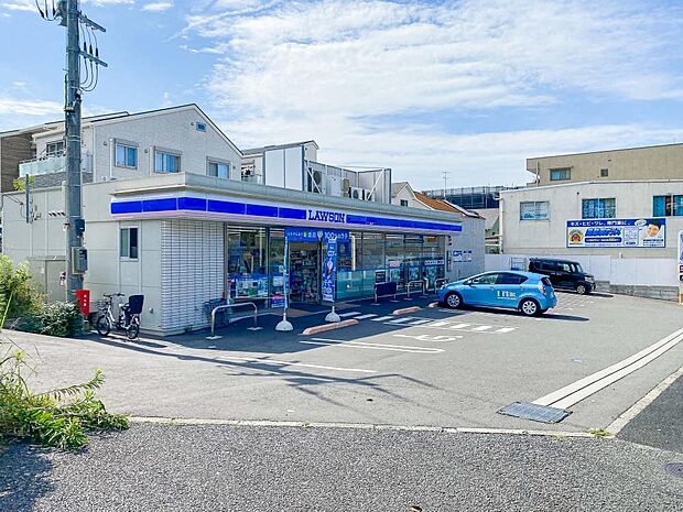 ローソン横浜港南台5丁目店 800m お手軽に食べれる食品や日用品雑貨などを扱う便利なコンビニ。