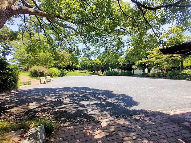 港南台南公園 300m 交通量の多い大通りから少し入った落ち着いた住宅街に位置する公園です。静かで安全に過ごせるのが魅力。
