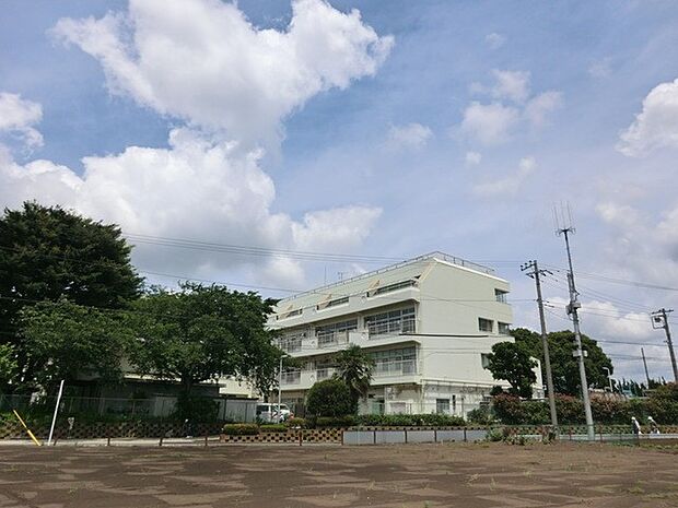 横浜市立飯田北いちょう小学校　900m　徒歩12分。小学校が近いのは子育てファミリーにもおすすめのポイント。 