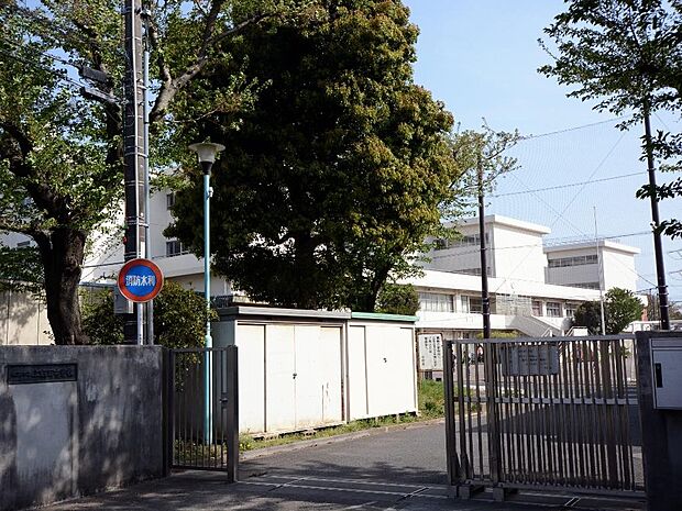 横浜市立上飯田中学校　500m　徒歩7分。部活などで帰りが遅くなっても安心の距離です。 