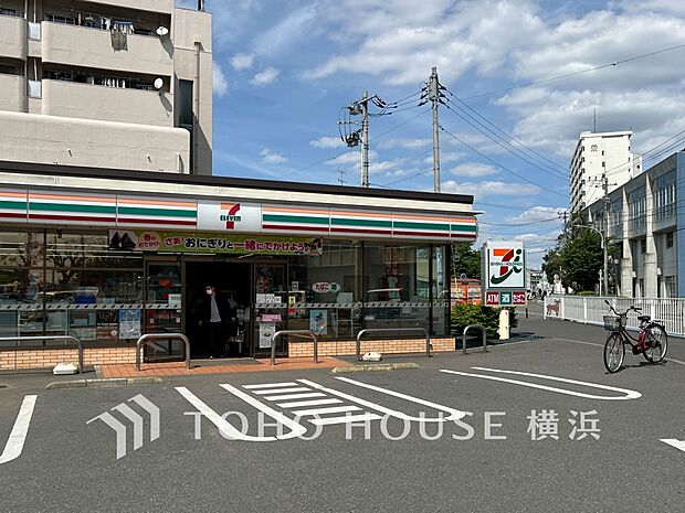 セブンイレブン大和いちょう団地店 750m お手軽に食べれる食品や日用品雑貨などを扱う便利なコンビニ。