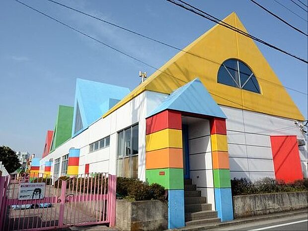 善隣館幼稚園 550m 自己実現力と集団適応力のバランス保育を大切した幼稚園。