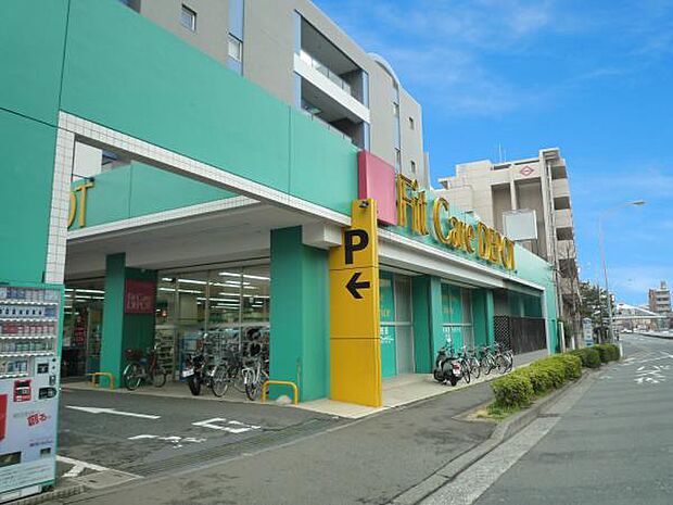 Fit Care DEPOT北山田店 1800m 薬・化粧品だけではなく、食品や雑貨等もそろっており、日常のお買い物に便利です。