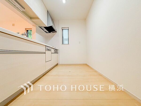 明るい自然光が入るキッチン。家族そろってキッチンに立っても調理がしやすく余裕の広さ。