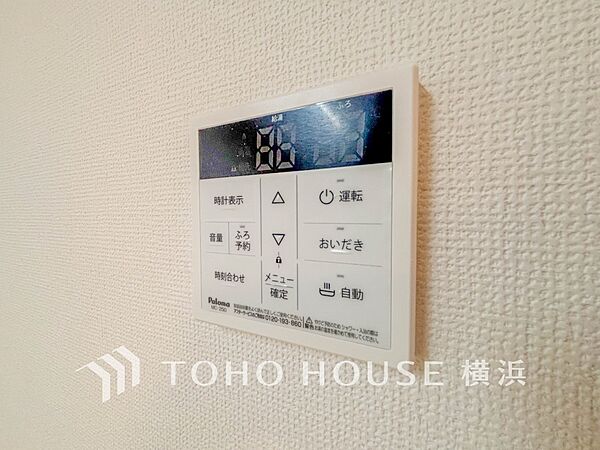 【オートバス】　お風呂場と台所に操作リモコンがありお料理の最中でもボタン一つで簡単に沸かせて便利ですね。