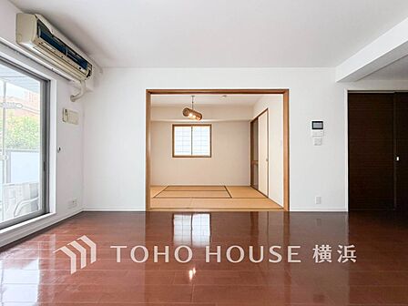 豊かな光が照らすこの場所は、たわいもない会話を楽しみ、ゆったりとした時間を過ごす場所。