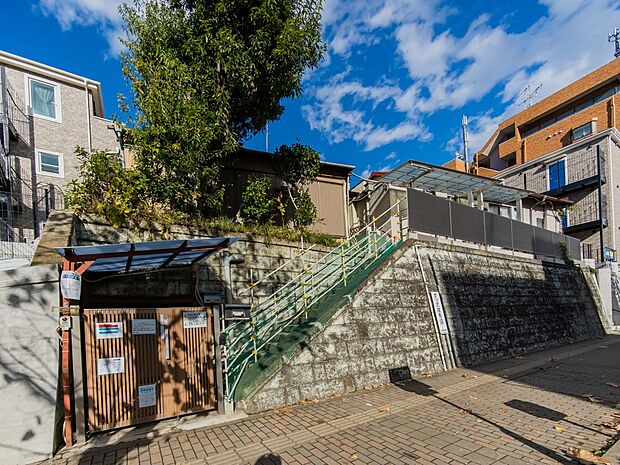 三ツ沢保育園　450m　定員55名の比較的小規模な保育園。お散歩にもよく出かけ、自然と親しむ保育を行っています。 