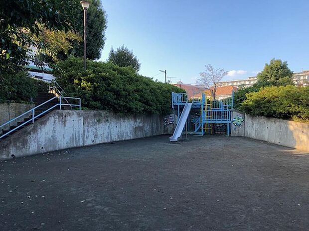 三ツ沢中公園　240m　ジャングルジムのような大きな複合遊具が魅力の公園。お砂場で小さなお子様も楽しめる公園です。 