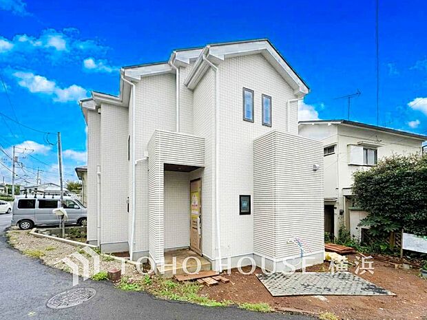 お住まいの顔となる玄関。住まう方のプライドを満たすクオリティを備えています。（2026年9月撮影）